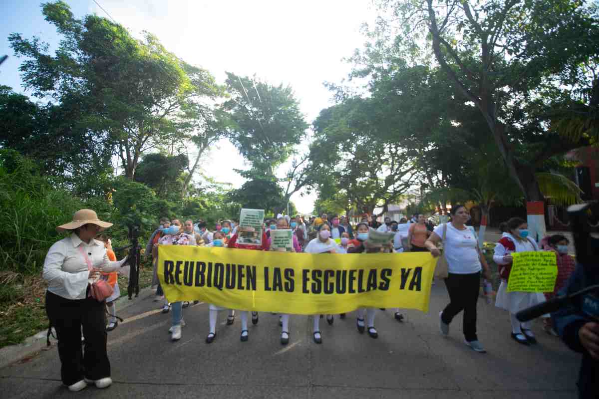 Niños protestan afuera de refinería Dos Bocas