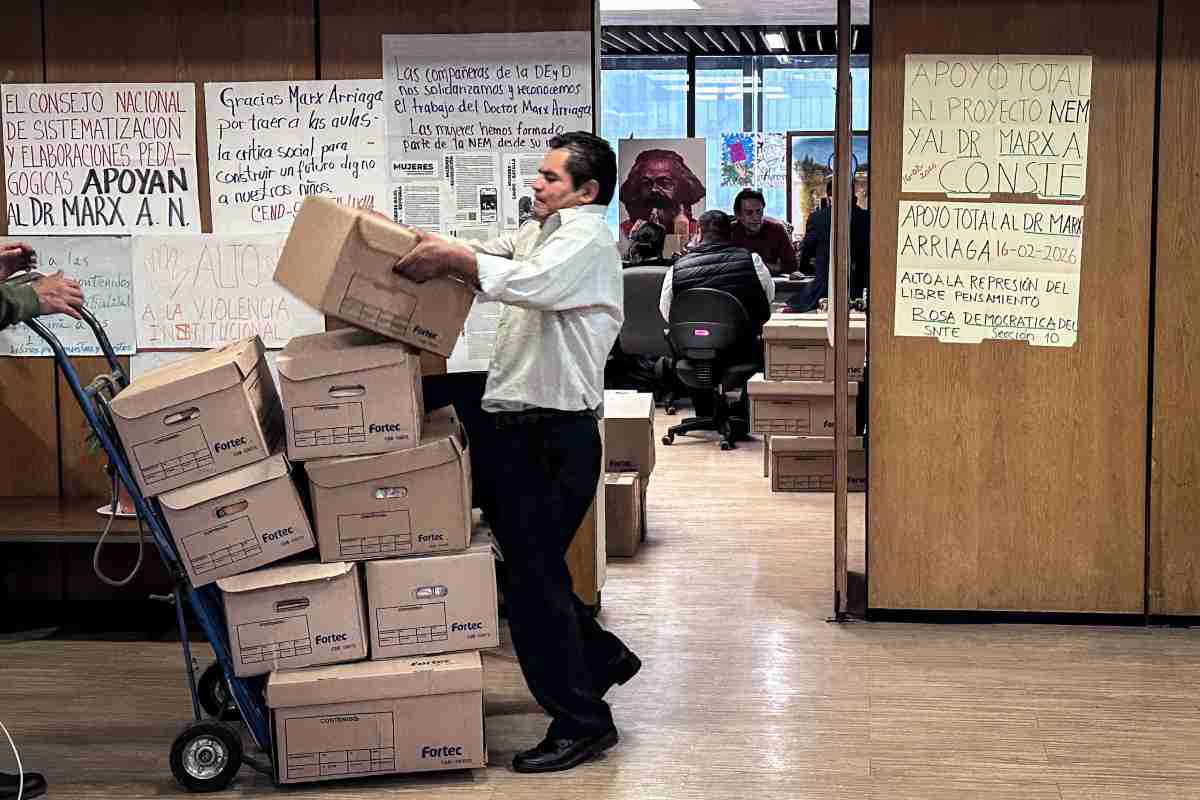 Oficina semivacía de Marx Arriaga, exitular de Materiales Educativos de la SEP