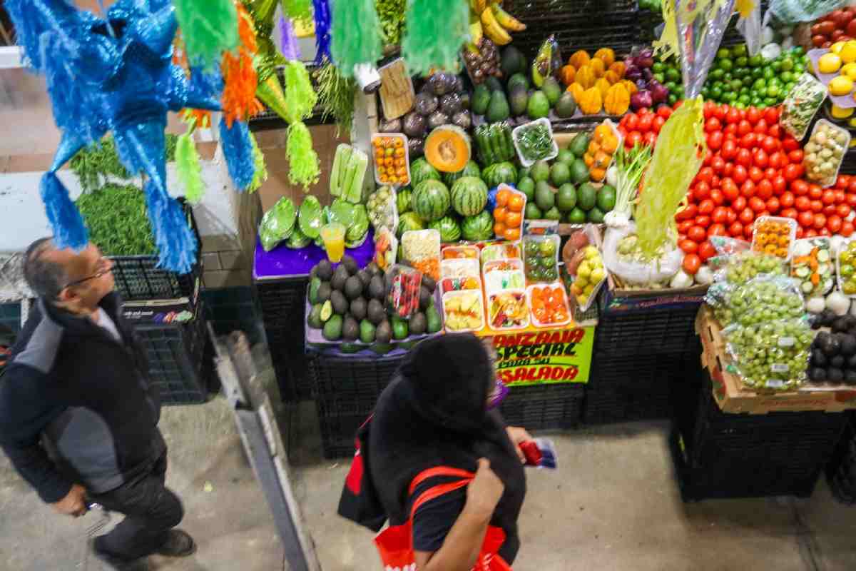 Ingresos insuficientes para cubrir la canasta alimentaria llegan a su mínimo histórico en 2025: Inegi