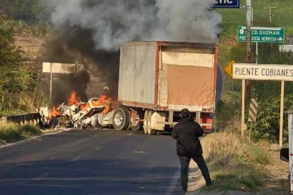 Se registran enfrentamientos y bloqueos en Jalisco y Michoacán tras operativo de fuerzas federales