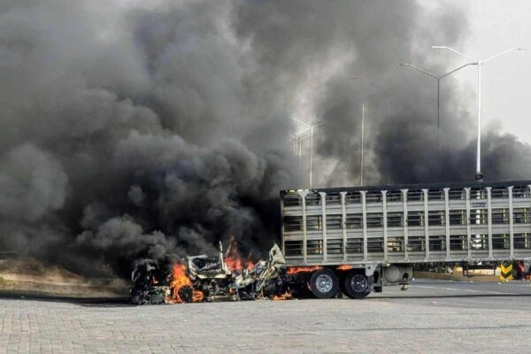 Se registran enfrentamientos y bloqueos en Jalisco y Michoacán tras operativo de fuerzas federales