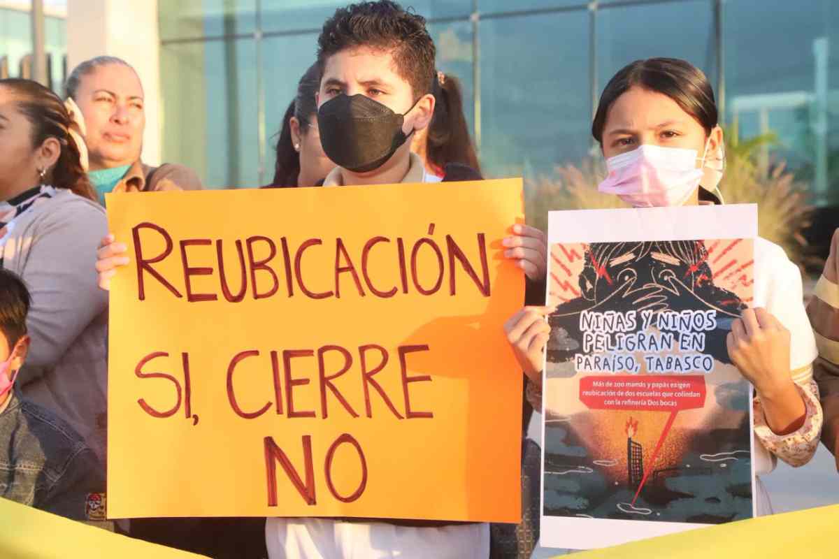 Padres y alumnos protestan en la Refinería Olmeca para exigen reubicación de escuela