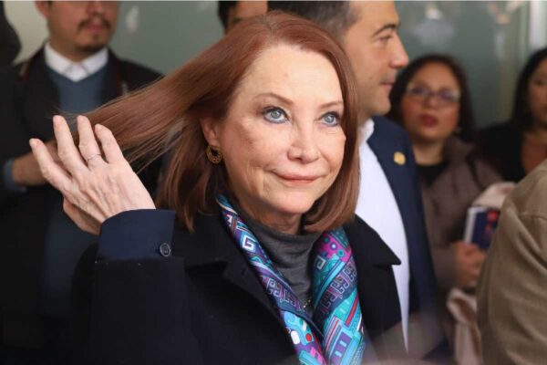 Senado reabre salón de belleza clausurado en 2018 por austeridad; tras críticas le colocan sellos