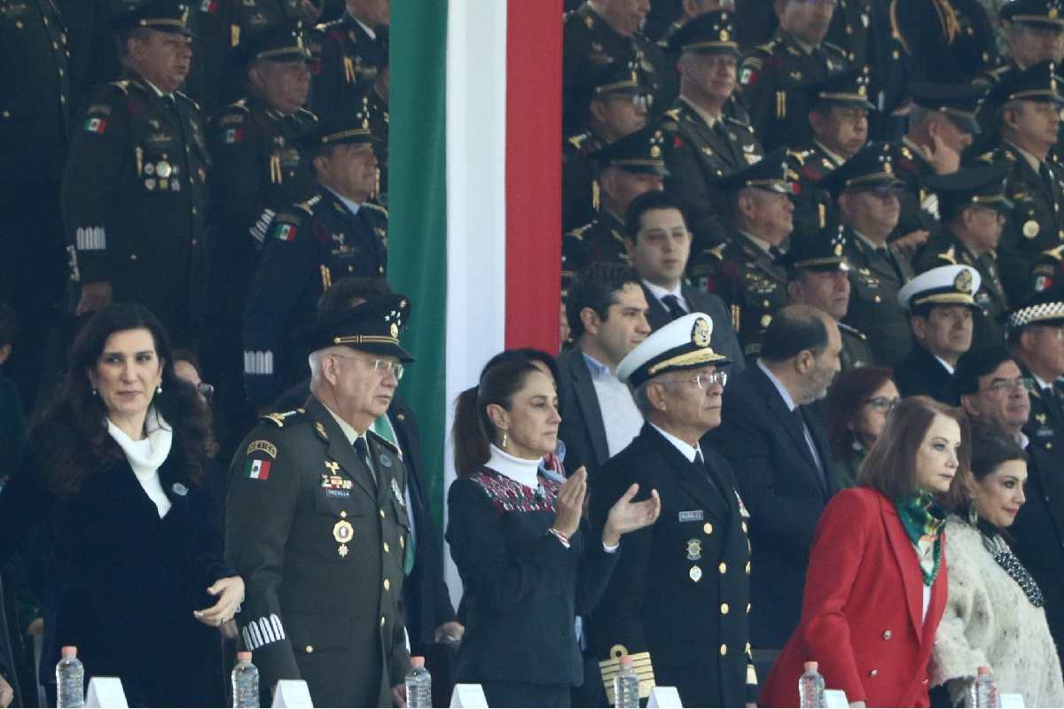 “Somos un pueblo que jamás se ha arrodillado”, afirma Sheinbaum durante la conmemoración del Día de la Bandera