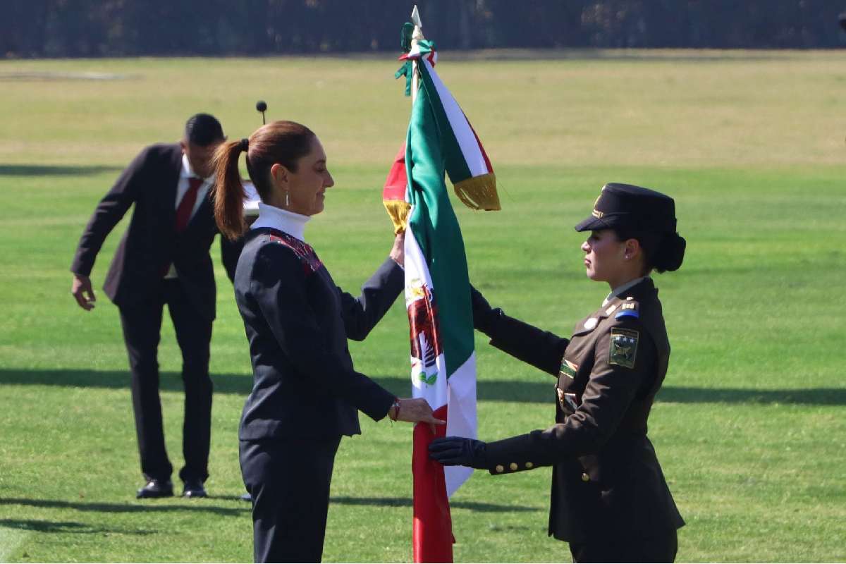 “Somos un pueblo que jamás se ha arrodillado”, afirma Sheinbaum durante la conmemoración del Día de la Bandera