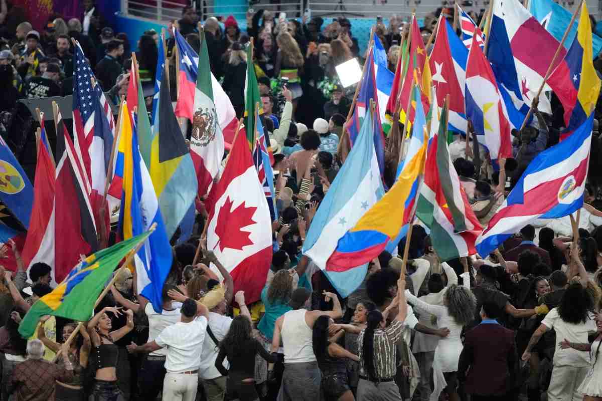 Trump arremete contra Bad Bunny por show del Super Bowl en el que exaltó a los latinos