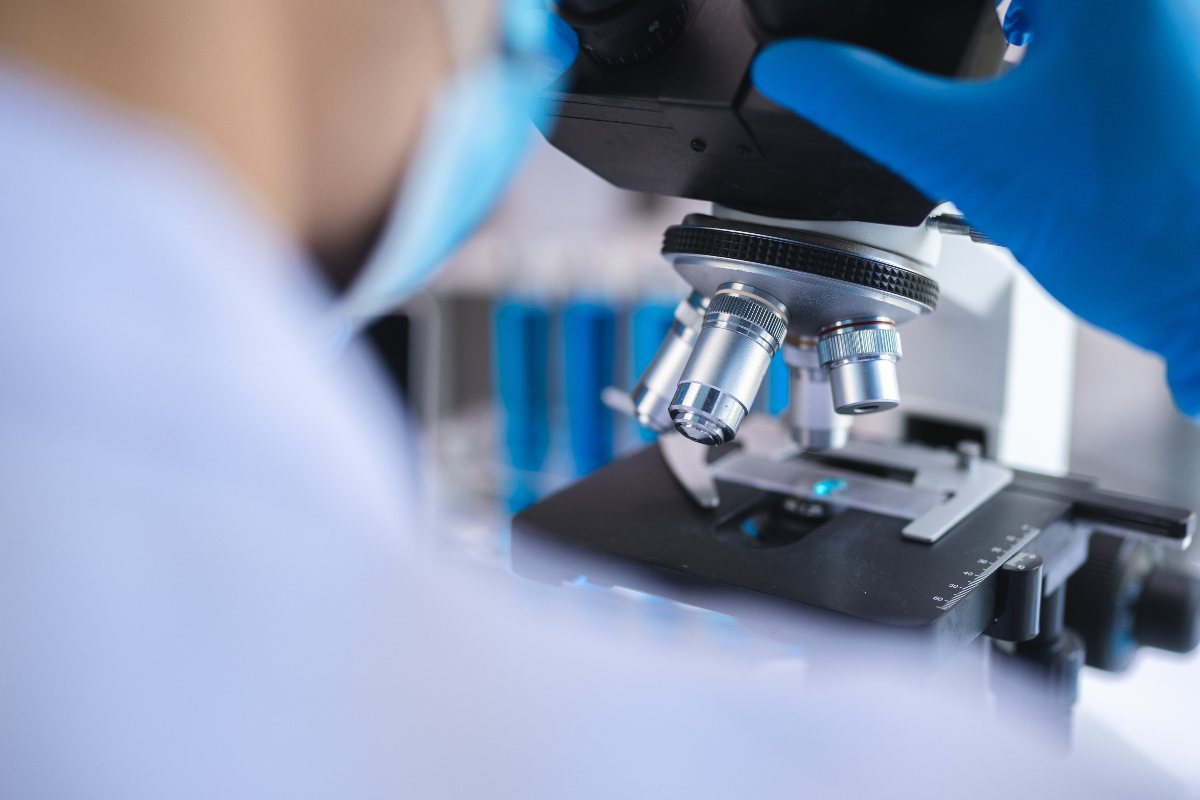 Un video en redes sociales advierte que no se deben de realizar biopsias, ya que provocan metástasis. Sin embargo, esta afirmación no tiene sustento científico.