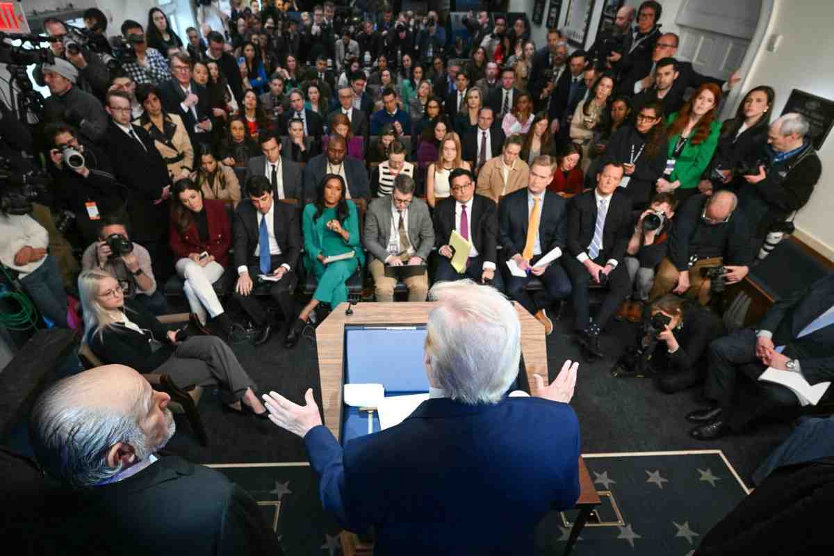 Trump firma decreto para imponer arancel global de 10% a todos los países