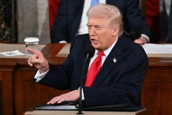 Juez en EU rechaza la política de Trump que permite deportaciones rápidas a terceros países