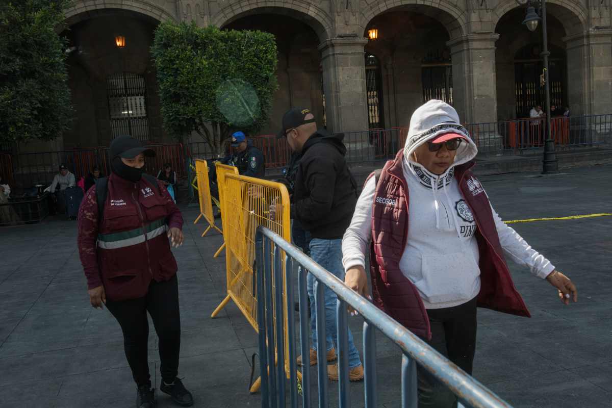 CDMX peatonaliza el Zócalo, pero lo cerca y prohíbe el libre tránsito de los visitantes