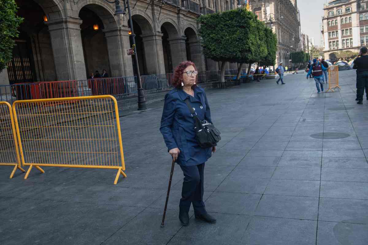 CDMX peatonaliza el Zócalo, pero lo cerca y prohíbe el libre tránsito de los visitantes
