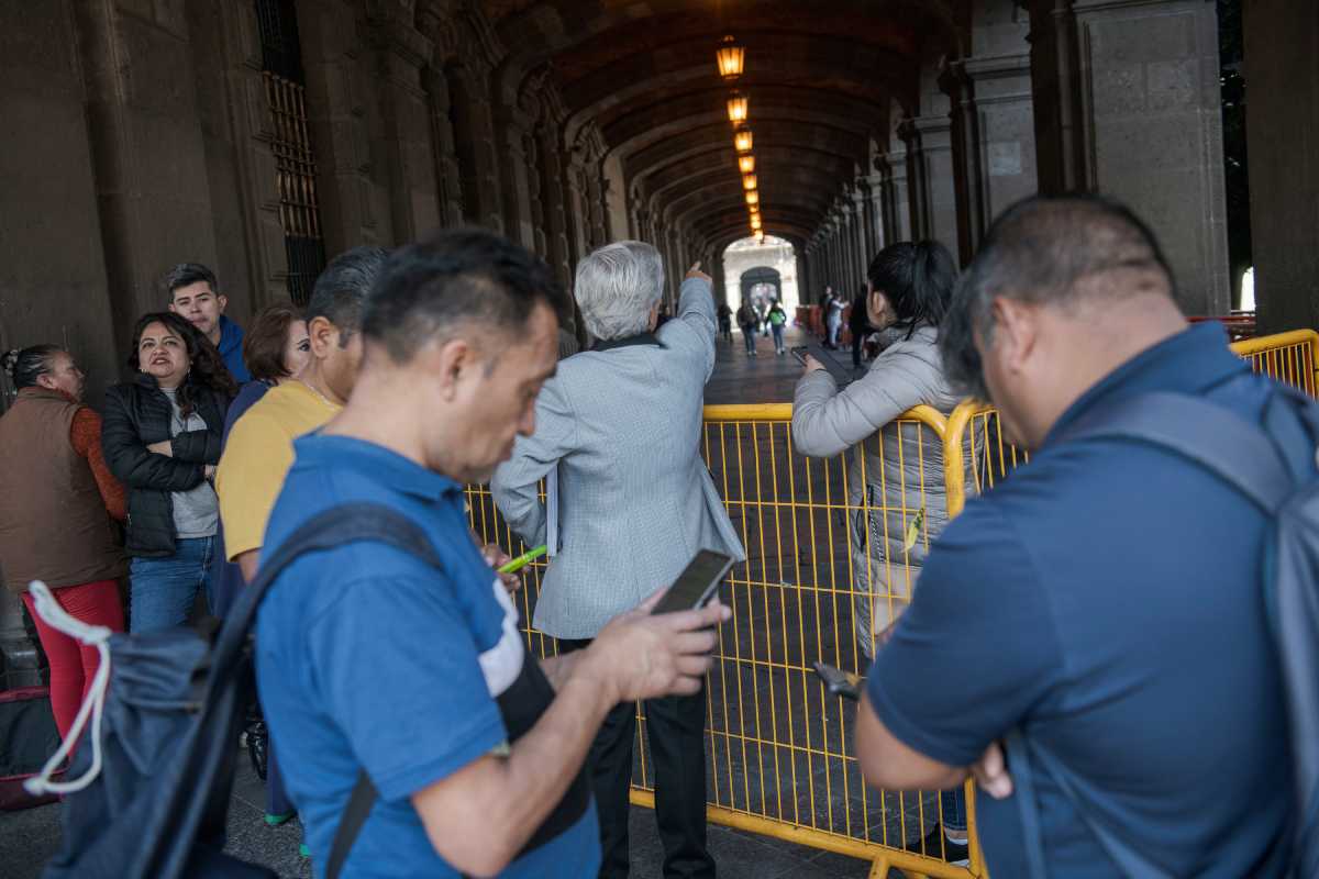 CDMX peatonaliza el Zócalo, pero lo cerca y prohíbe el libre tránsito de los visitantes