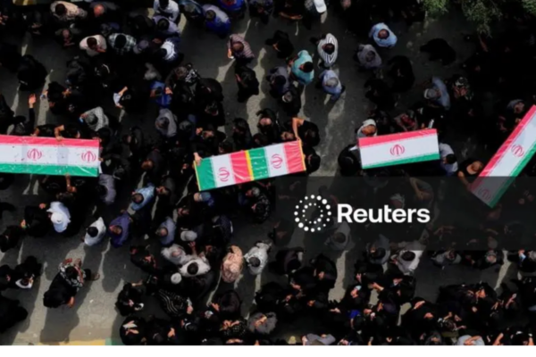 Aunque sí se llevó a cabo un funeral masivo por las víctimas del ataque a la escuela primaria femenina Shajareh Tayyebeh, es falso que esta imagen corresponda a tales hechos. 