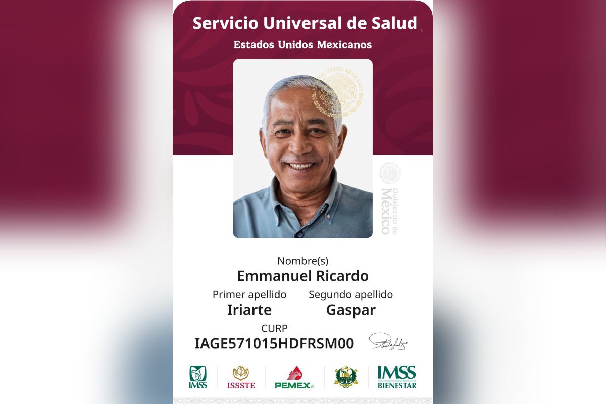 La titular de la Secretaría del Bienestar, Ariadna Montiel Reyes, anunció que se instalarán 2 mil 989 módulos en todo el país para tramitar la nueva credencial del Servicio Universal de Salud.La secretaria indicó que el objetivo es que haya al menos un módulo por municipio con hasta 10 estaciones de registro de datos, operados por un total de 9 mil 791 servidores públicos. Aunque se le sumarán mil 706 supervisores y 5 mil 766 integrantes que laborarán como personal de apoyo, dando un total de 17 mil 263 personas trabajando en la credencialización.  La credencial del Servicio Universal de Salud se vinculará con el historial médico de las y los mexicanos, con el objetivo final de que se puedan atender en cualquier institución de salud pública, sin importar si pertenece al IMSS, ISSSTE u otro servicio, según informó en enero el subsecretario de Integración Sectorial y Coordinación de Servicios de Atención Médica, Eduardo Clark. “Esta credencial nos va a permitir, como bien lo explicaba la presidenta, identificar la derechohabiencia y tener registrada la unidad de salud más cercana al domicilio, pero si me encuentro lejos de mi domicilio y necesito una atención médica, con la credencial accederemos de manera universal a la salud. También nos va a permitir agendar citas en los sistemas de salud como base donde yo tenga asignada mi clínica de atención de primer nivel”, explicó Ariadna Montiel, durante la conferencia de prensa matutina de la presidenta Claudia Sheinbaum. De acuerdo con la secretaria del Bienestar, el registro comenzará el próximo 2 de abril, tomando en cuenta el nombre de la población y su edad. Próximamente se presentará el calendario oficial. Montiel Reyes detalló que los datos recabados durante la credencialización quedarán en resguardo del Registro Nacional de Población e Identidad (RENAPO); la Secretaría del Bienestar únicamente funcionará como “el brazo operativo” para realizar el proyecto. Actualmente, el personal se encuentra en proceso de capacitación para que conozcan el sistema de registro, la instalación de módulos e incluso la importancia del derecho a la identidad y la atención de casos especiales.  Requisitos para registrarse y obtener la credencial del Servicio Universal de Salud Para registrarte y obtener la credencial del Servicio Universal de Salud, deberás acudir a los módulos con: Identificación oficial con fotografía (INE, pasaporte, credencial del INAPAM, cartilla del servicio militar o constancia de identidad con fotografía emitida por una autoridad). Un documento que pruebe tu identidad: acta de nacimiento certificada, carta de naturalización, certificado de nacionalidad o algún documento migratorio o trámite de refugio. CURP certificada Comprobante de domicilio con vigencia no mayor a seis meses, puede ser de agua, luz, predial o el pago de algún servicio. En el caso de los menores de 18 años, tendrán que ir acompañados y deberán presentar los documentos anteriores más los de su padre, madre o tutor, junto con un teléfono de contacto. ¿Qué información tendrá la credencial del Servicio Universal de Salud? La credencial del Servicio Universal de Salud tendrá: Nombre completo CURP Sexo Lugar y fecha de nacimiento Nacionalidad Información sobre si eres donador de órganos. Tipo de sangre Clínica asignada. Además, la tarjeta, ya sea en su versión impresa o digital, contará con dos códigos QR, los cuales podrá escanear el personal de salud para validar la derechohabiencia y para que las y los beneficiarios puedan consultar su unidad más cercana.