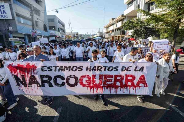 Detienen a 14 personas en San Ignacio, Sinaloa, tras enfrentamiento; les aseguran armas y explosivos
