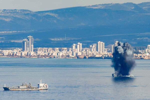 EU pierde sus primeros militares tras bombardear Irán; la república islámica multiplica represalias