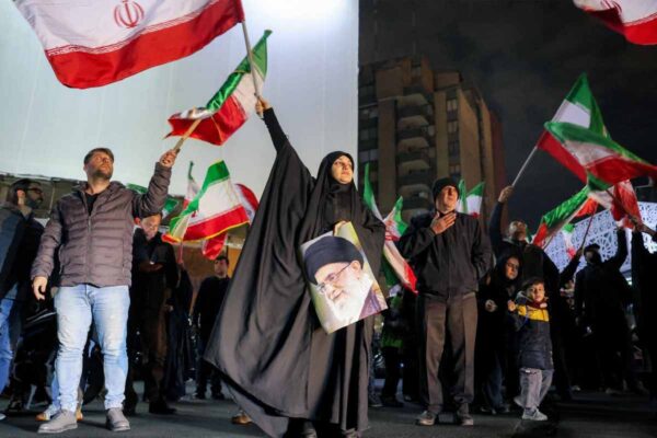 EU pierde sus primeros militares tras bombardear Irán; la república islámica multiplica represalias