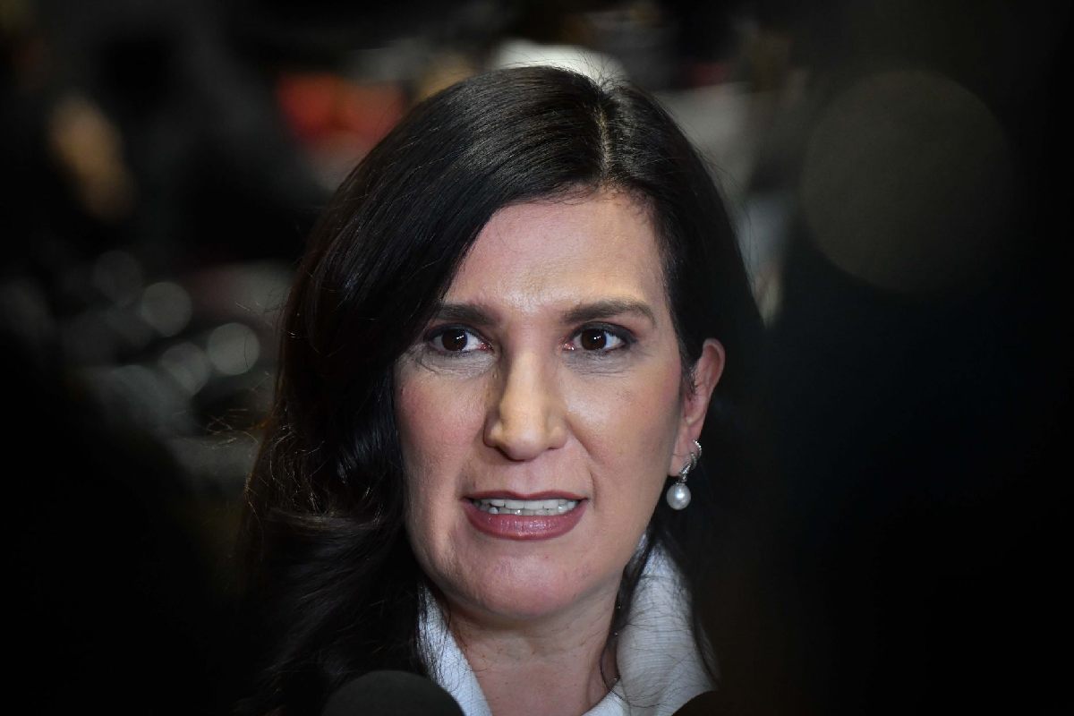 La iniciativa de reforma electoral de la presidenta Claudia Sheinbaum aún no llega a la Cámara de Diputados, aunque podría enviarse hoy por la noche o mañana temprano, según adelantó Morena.Los coordinadores parlamentarios prevén reunirse por segunda ocasión esta semana, hoy por la tarde en Palacio Nacional, para revisar el proyecto definitivo antes de su eventual envío al Congreso.\nMientras en San Lázaro se mantiene abierta la sesión a la espera del documento, Morena reconoce que no cuenta por sí sola con la mayoría calificada necesaria para modificar la Constitución.\nEl coordinador de Morena y presidente de la Junta de Coordinación Política, Ricardo Monreal, admitió el desafío aritmético. “Yo también considero, como ella, que al apoyar a Morena con los 253, no tenemos suficientes votos para la mayoría calificada”, afirmó.\nMonreal señaló que las expresiones públicas de partidos aliados complican la negociación. “Cada vez se pone más difícil”, dijo, y reconoció que cada día que pasa aumenta la presión por el calendario.\nEl legislador explicó que el retraso obedece a ajustes en la redacción final del proyecto.\nSeñaló que la presidenta pidió reducir la propuesta a los temas contenidos en su decálogo por la democracia antes de firmarla y enviarla al Congreso. “Estamos pendientes de la llegada de la reforma electoral”, sostuvo, al indicar que podría recibirse en las próximas horas.\nEn la misma línea, el diputado Alfonso Ramírez Cuéllar consideró “saludable” la decisión de acotar el contenido.\nIndicó que el documento que llegará abordará únicamente la parte electoral, en particular la integración de las cámaras.\nRamírez Cuéllar reconoció que las conversaciones con el Partido Verde y el Partido del Trabajo continúan y que el acuerdo aún “no está amarrado”.\nDesde la Mesa Directiva, la presidenta de la Cámara de Diputados, Kenia López Rabadán, confirmó que la iniciativa aún no ha sido recibida y sostuvo que, cuando llegue, deberá publicarse y seguir el trámite ordinario en comisiones, sin acelerar los tiempos.\nLa legisladora dejó claro que el PAN no avalará un procedimiento exprés y que su voto dependerá del contenido final de la propuesta.\nPor su parte, el coordinador del PRI, Rubén Moreira, sostuvo que lo más conveniente sería que la iniciativa no se presentara en este momento, al considerar que no es oportuno abrir una discusión electoral desde el poder.\nEl legislador reiteró que su bancada votará en contra y que no ha dialogado con la comisión presidencial para la reforma electoral, pues hacerlo implicaría dar legitimidad al proyecto.\nPor ahora, el documento sigue en redacción final y la mayoría calificada no está asegurada. Mientras, en San Lázaro la sesión continúa abierta y la negociación también.\n