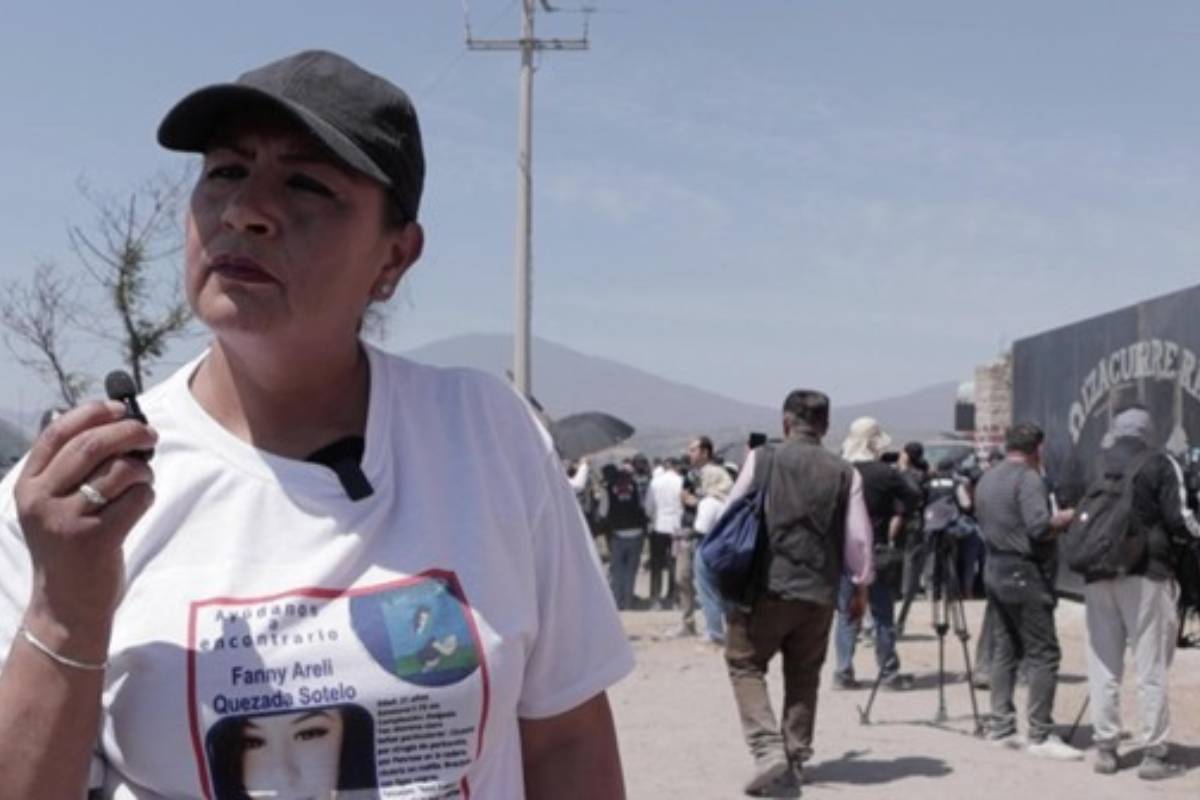 Patricia Sotelo, durante su visita al rancho Izaguirre, donde esperaba poder tener acceso a una cangurera café similar a la que llevaba su hija Fanny el día en que desapareció. (Sharenii Guzmán)