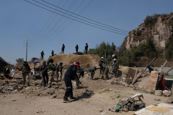 Con palos y rastrillos, madres buscadoras y “solidarios” inician el último día de búsqueda en el Río de los Remedios. Foto: Fernanda Zamora
