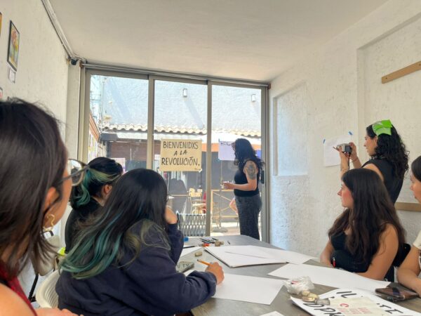 Las talleristas les enseñaron a las asistentes cómo trazar cada letra del alfabeto antes de iniciar los bocetos de cada cartel. Foto: Jennifer Flores