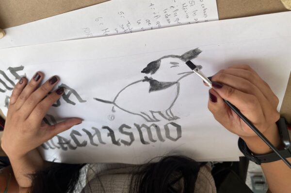 Andrea pinta a su perrito en su cartel para que sea parte de su lucha. Foto: Jennifer Flores