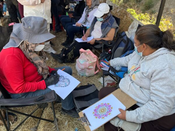 Madres buscadoras del colectivo Uniendo Esperanzas del Estado de México pintan mandalas durante la búsqueda. Foto: Jennifer Flores