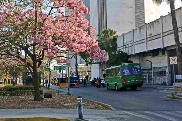 Se registra balacera y objetos ponchallantas en la Glorieta Colón en Guadalajara, Jalisco