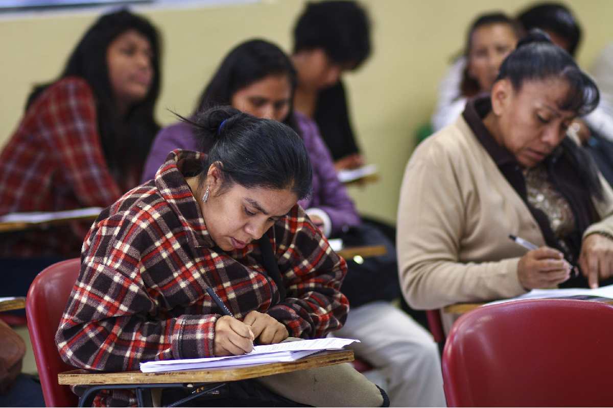 En cien años, las mujeres avanzaron de 6% a 49% en participación laboral, pero no en igualdad, señala el IMCO