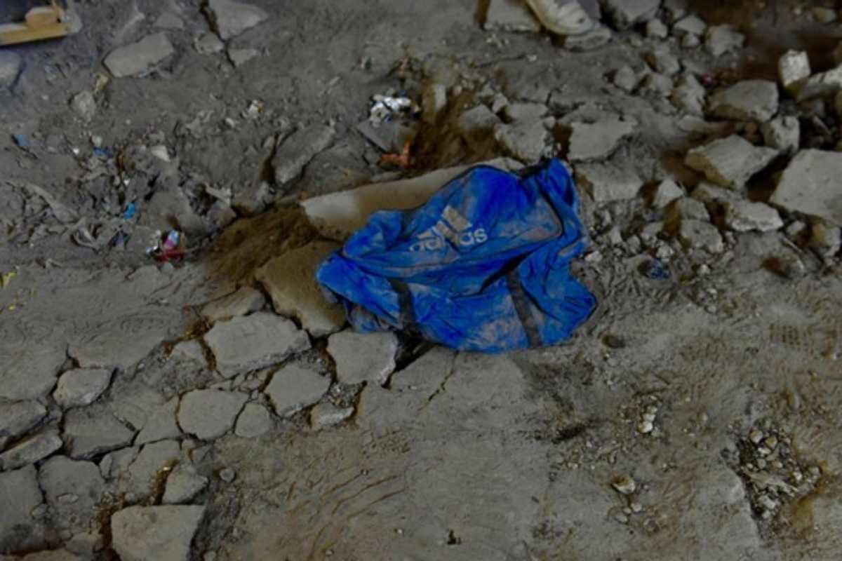 Cuando el 20 de marzo de 2025 ingresaron al rancho Izaguirre familiares y medios de comunicación, aún podían verse prendas y objetos que no habían sido resguardados por la fiscalía estatal. 