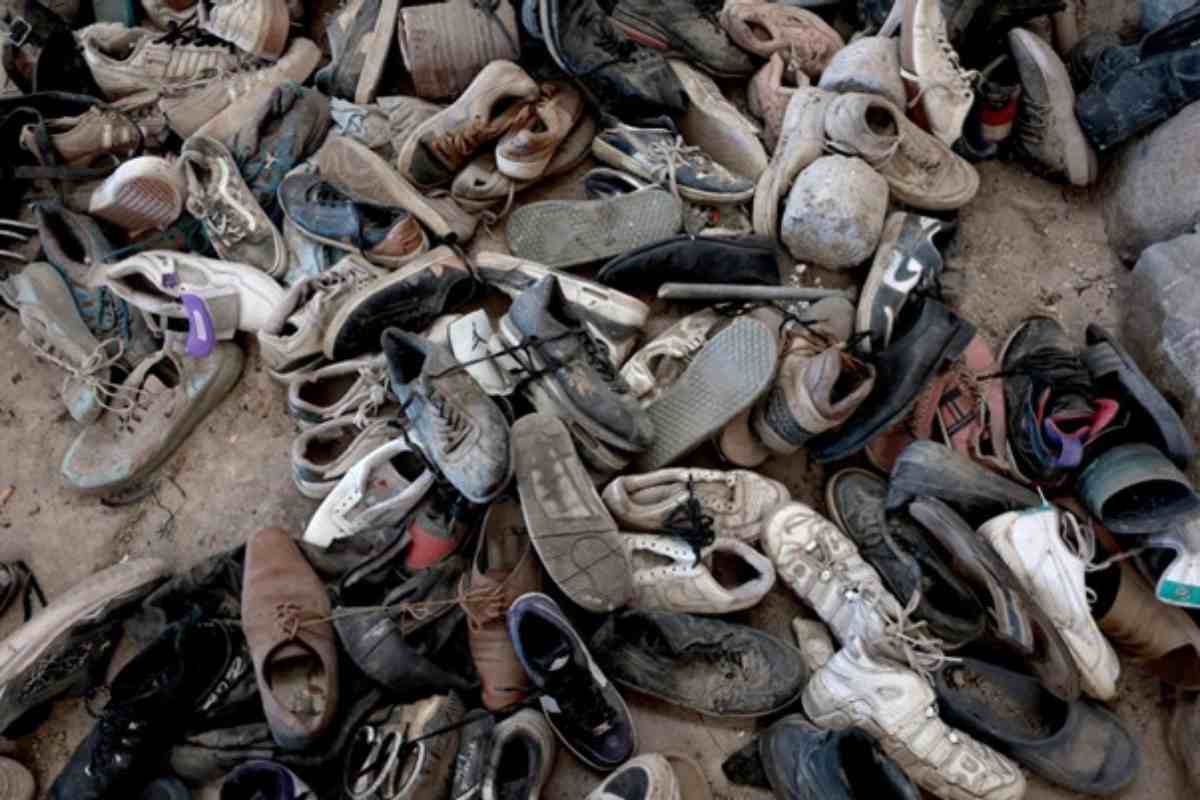 Decenas de zapatos fueron hallados en el rancho Izaguirre en Teuchitlán. 